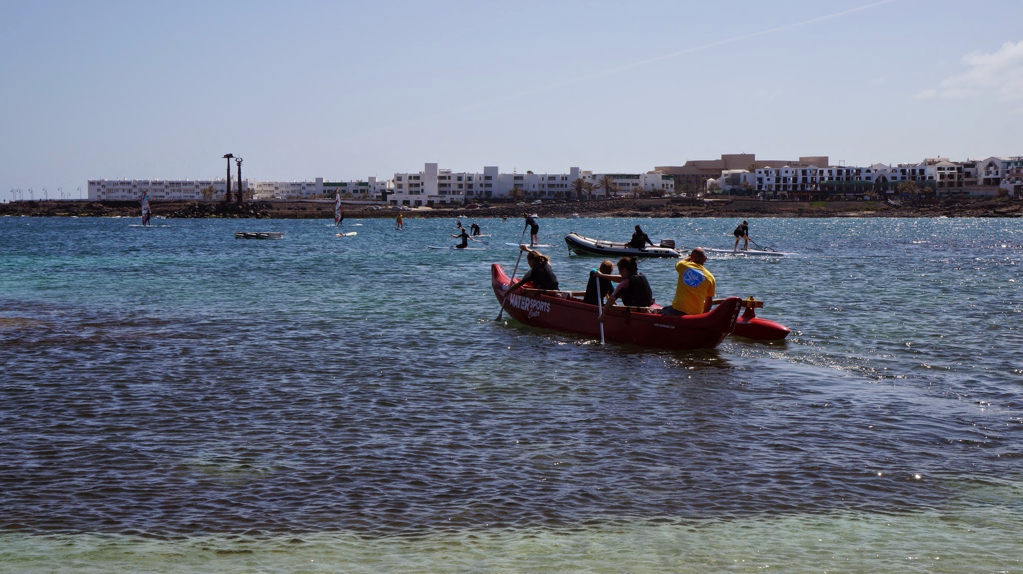 Hawajskie canoe w Windsurfing Club na plaży Las Cucharas.